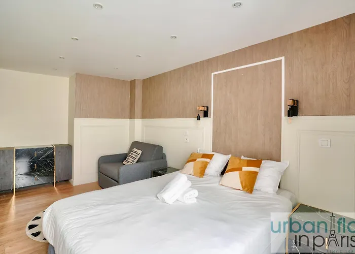 13 Luxury Flat Eiffel Design 2